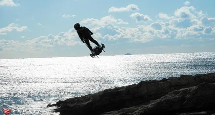 Fransız Mucit "Flyboard" ile 20 Dakikada Fransa'dan İngiltere'ye Uçmayı Başardı!