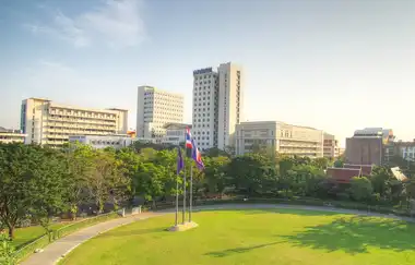 Dhurakij Pundit Üniversitesi