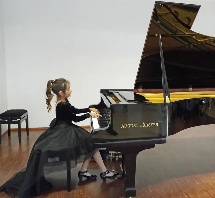 8 Yaşındaki Nil Göksel Viyana'dan "Piyanonun Altın Kızı" Unvanı ile Döndü!
