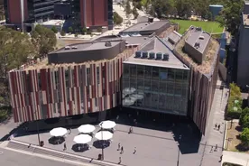 Lisans Macquarie Üniversitesi