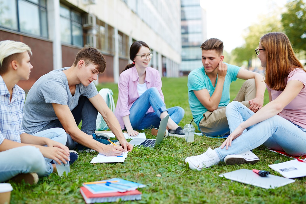 Student focus. Времяпровождение подростков. Друзья в школе. Новые друзья в школе. Друзья по школе фото.