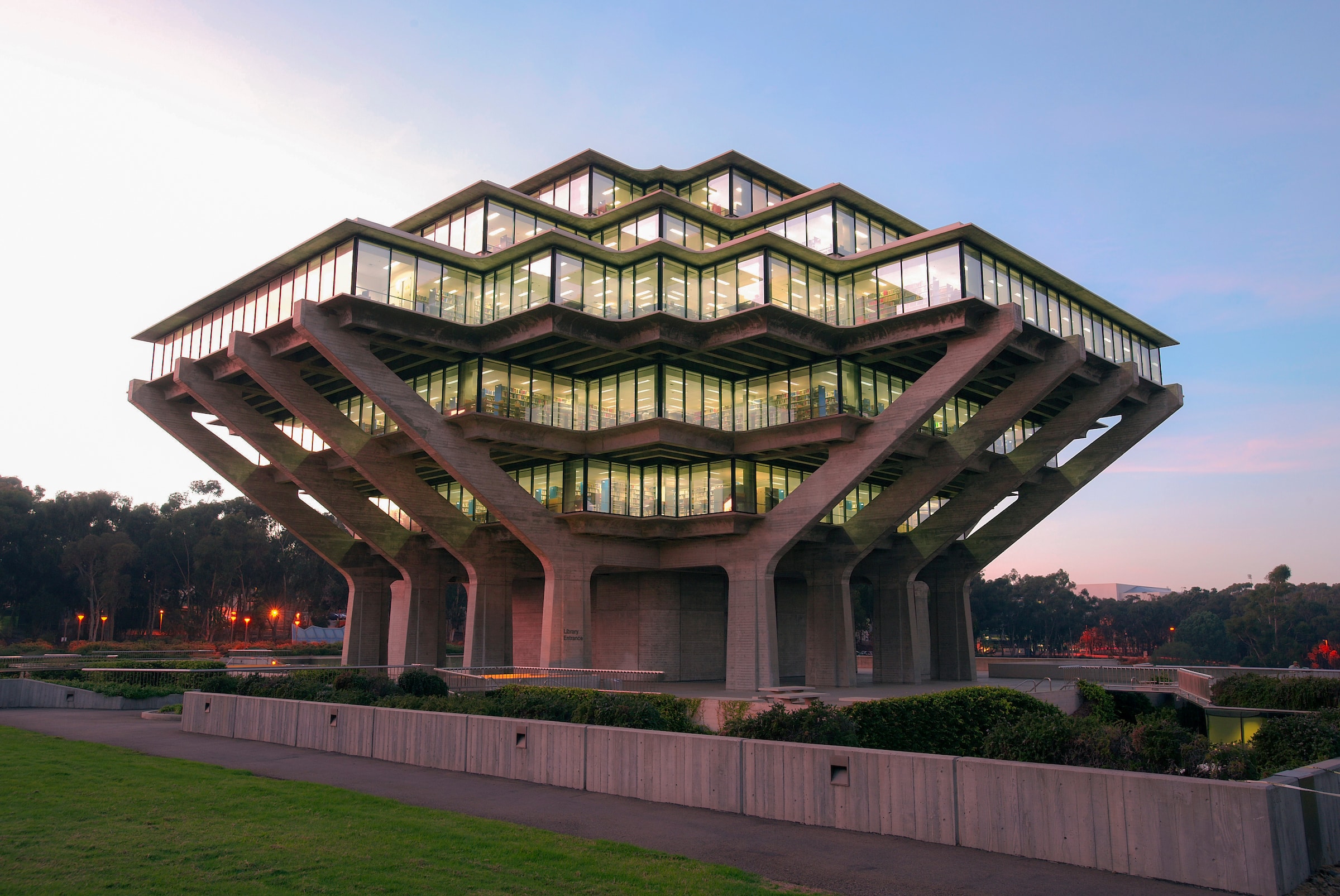 Библиотека Гейзеля университета Калифорнии в Сан-Диего