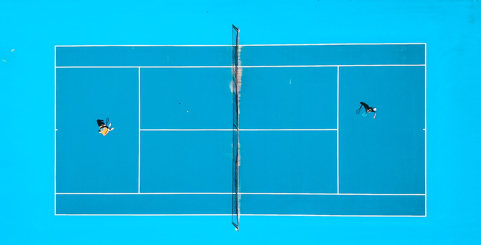tenis kortu sert zemin