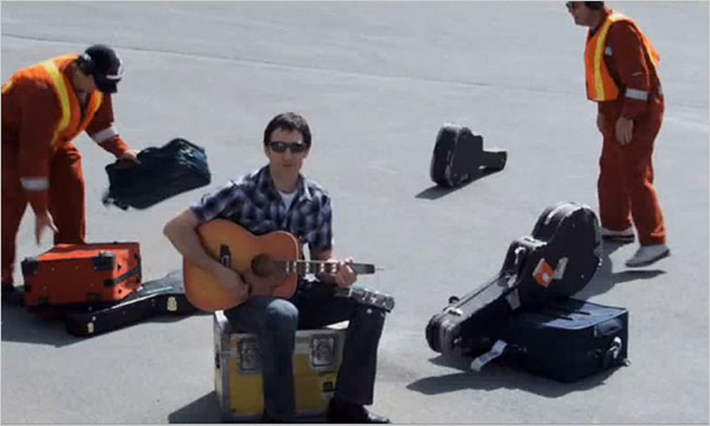 univerlist - sosyal medya ile united airlines'ı bitiren adam