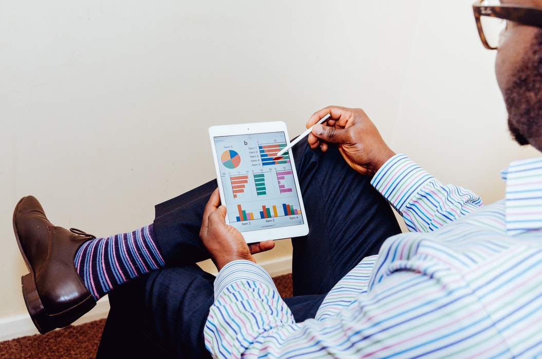 what does data analyst do