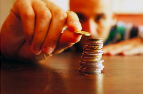 "Her biri bir baş kısmı ve bir de kuyruğu olan masanın üzerinde düz duran 100 jetonunuz var. 10 tanesi yukarı, 90 tanesi yukarı. Paraları iki kazıklara ayırın, öyle ki her kazıkta aynı sayıda kafa olacak. "