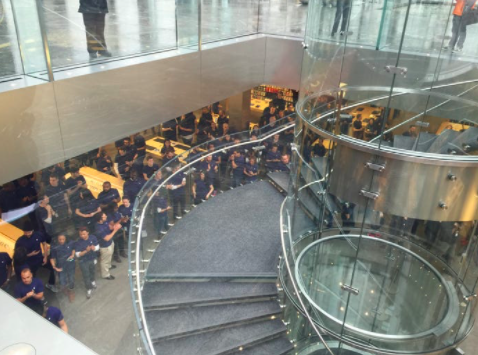 "Müşteri olarak Apple Store'a girdiğinizde, mağaza hakkında ne fark ediyorsunuz / ilk girdiğiniz zaman neler hissediyorsunuz?"