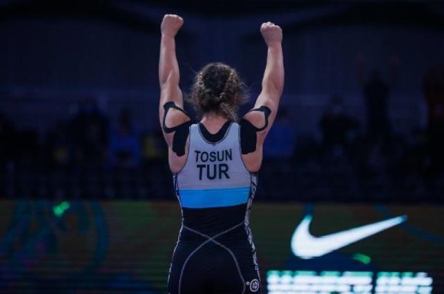 Milli Kadın Güreşçi Buse Tosun, 12 Mayıs 1995 yılında İzmir'in Karşıyaka semtinde dünyaya gelmiştir. Bartın Üniversitesi Beden Eğitimi ve Spor Yüksekokulu'nda (BESYO) eğitim görmüştür. 25 yaşındaki milli güreşçi bu genç yaşında çok sayıda başarıya ulaşmış ve ülkemizi dünyada temsil etmiştir. 1.73 boyundaki Buse Tosun, 72 Kg, 68 Kg ve 69 kiloda yarışmış, çeşitli madalyalar kazanmıştır.